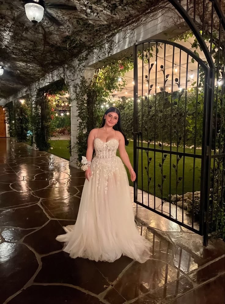 6. Sweetheart Lace Corset Ball Gown in Ivory Tulle for Garden Prom